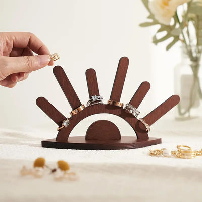 Tenitore di anello in legno Stand gioielli creativi Display per ornamenti Pacchetto regalo incluso