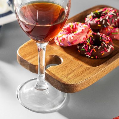 Set di cucina con 2 vassoi in legno di acacia con porta vino e tavole per formaggio