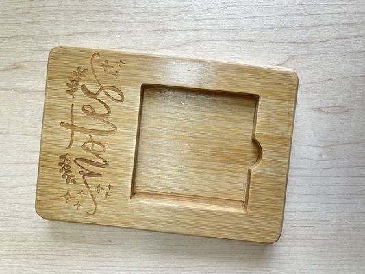 Dispenser per cartelloni adesivi in bambù personalizzato in legno per ufficio aziendale