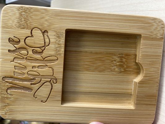 Dispenser per cartelloni adesivi in bambù personalizzato in legno per ufficio aziendale