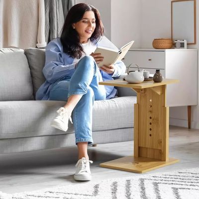 Tavolo laterale regolabile rettangolare in bambù a forma di C per tavolo da caffè in legno dietro il divano