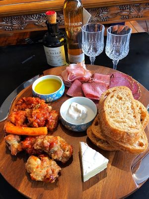 Logo personalizzato Acceptabile Tavola di taglio di acacia a scanalatura rotonda con coltello e diffusore