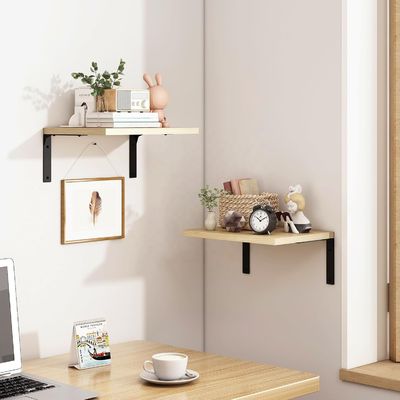 Mensole galleggianti in legno per il muro moderno nel soggiorno elegante