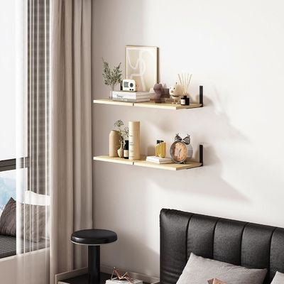 Mensole galleggianti in legno per il muro moderno nel soggiorno elegante
