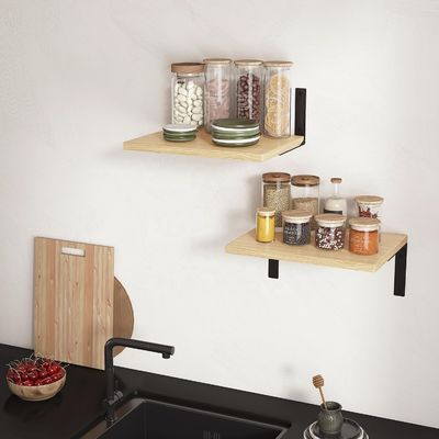 Mensole galleggianti in legno per il muro moderno nel soggiorno elegante