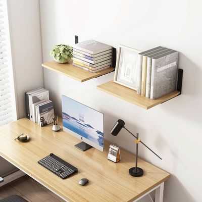 Mensole galleggianti in legno per il muro moderno nel soggiorno elegante