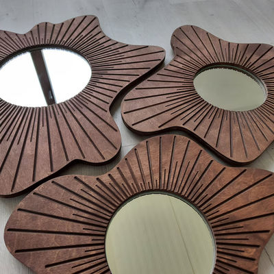 Bello specchio da parete per la decorazione della sala da pranzo e dell'entrata