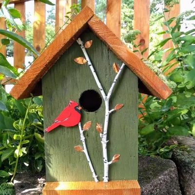 Cardinale dipinto a mano e alberi di betulla