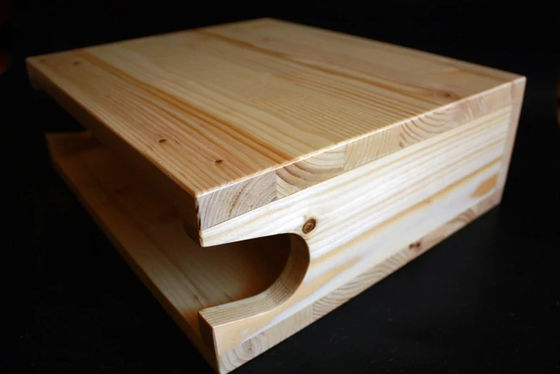 In legno per biciclette montato su un appendiabiti a parete con portabiciclette e scaffale personalizzato