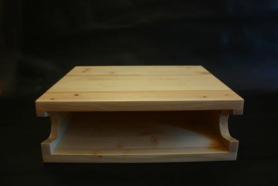 In legno per biciclette montato su un appendiabiti a parete con portabiciclette e scaffale personalizzato