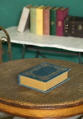 Scatola di stoccaggio di oggetti di prima necessità in legno in forma di libro decorativo a mano con stampa a schermo/bruciato