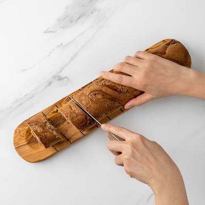 Tavola da taglio per baguette in legno d'oliva artigianale a forma personalizzata in bianco e grigio per gli amanti del pane
