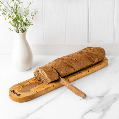 Tavola da taglio per baguette in legno d'oliva artigianale a forma personalizzata in bianco e grigio per gli amanti del pane