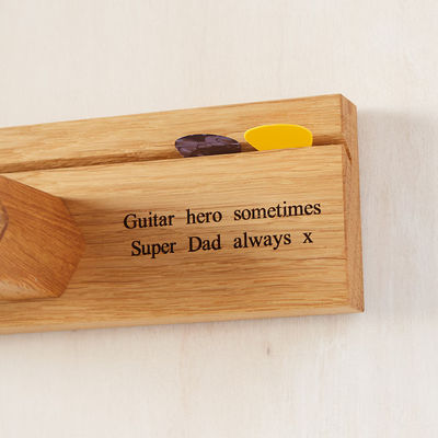 Stand per la chitarra in legno con supporto a parete personalizzato per il tuo spazio di esibizione