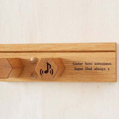 Stand per la chitarra in legno con supporto a parete personalizzato per il tuo spazio di esibizione