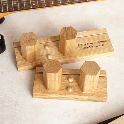 Stand per la chitarra in legno con supporto a parete personalizzato per il tuo spazio di esibizione