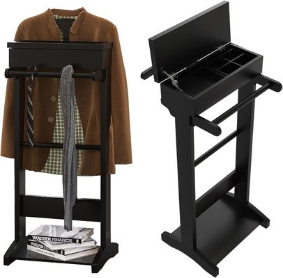 Rack per abbigliamento in legno con scaffali e stand per camerieri
