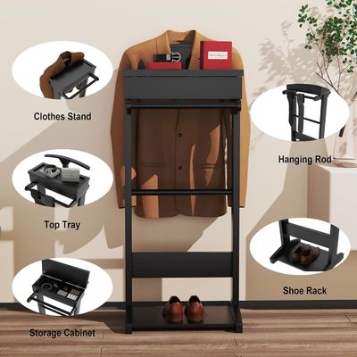 Rack per abbigliamento in legno con scaffali e stand per camerieri