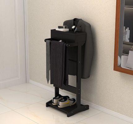 Rack per abbigliamento in legno con scaffali e stand per camerieri