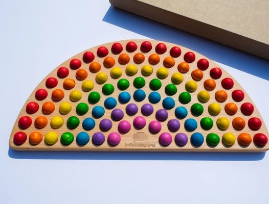 Giocattolo di apprendimento a colori di arcobaleno Montessori in legno fatto a mano per bambini di 2-4 anni su richiesta