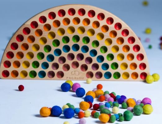 Giocattolo di apprendimento a colori di arcobaleno Montessori in legno fatto a mano per bambini di 2-4 anni su richiesta