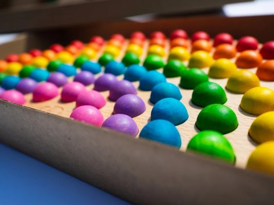 Giocattolo di apprendimento a colori di arcobaleno Montessori in legno fatto a mano per bambini di 2-4 anni su richiesta