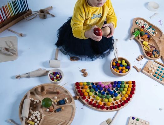 Giocattolo di apprendimento a colori di arcobaleno Montessori in legno fatto a mano per bambini di 2-4 anni su richiesta