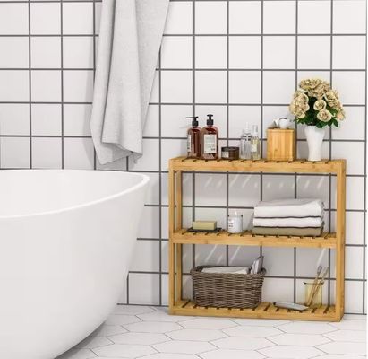 Ripiano in legno di colore naturale per organizzare gli elementi essenziali del bagno
