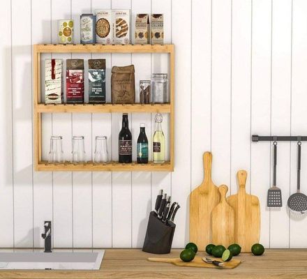 Ripiano in legno di colore naturale per organizzare gli elementi essenziali del bagno