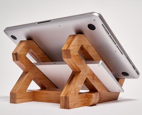 Stand per laptop in bambù regolabile per notebook e portabook in design conveniente