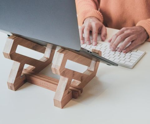 Stand per laptop in bambù regolabile per notebook e portabook in design conveniente