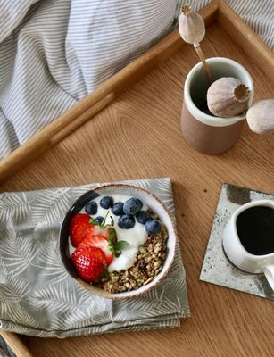 Tavolo da caffè a base di noce in legno rettangolare con maniglie