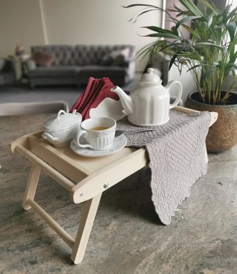 Colazione rettangolare in vassoio con gambe pieghevoli risparmia spazio e gode di spuntini personalizzati