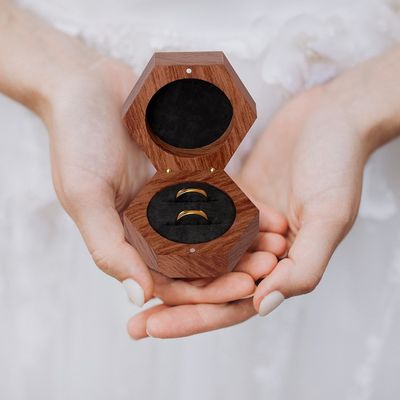 In legno massello Custom 2 slot confezionamento regalo con logo Box anello di legno per anello di fidanzamento
