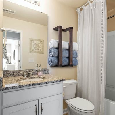 Portafogli in legno montato a parete decorativo a pino per bagno Organizzatore di asciugamani arrotolati