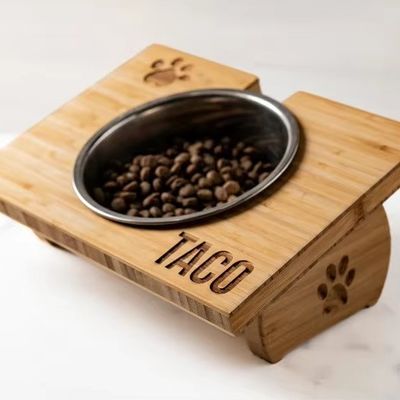 15 gradi di inclinazione Pet Bowl Stand personalizzato stampa in legno con laser incidere due ciotole rimovibili