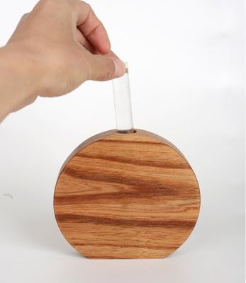 Vaso in legno in stile moderno in grado di inserire fiori per l'occasione dell'anniversario