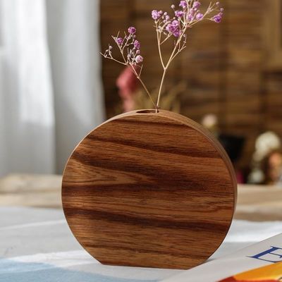 Vaso in legno in stile moderno in grado di inserire fiori per l'occasione dell'anniversario