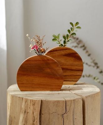 Vaso in legno in stile moderno in grado di inserire fiori per l'occasione dell'anniversario