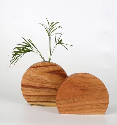 Vaso in legno in stile moderno in grado di inserire fiori per l'occasione dell'anniversario