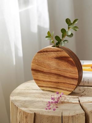 Vaso in legno in stile moderno in grado di inserire fiori per l'occasione dell'anniversario