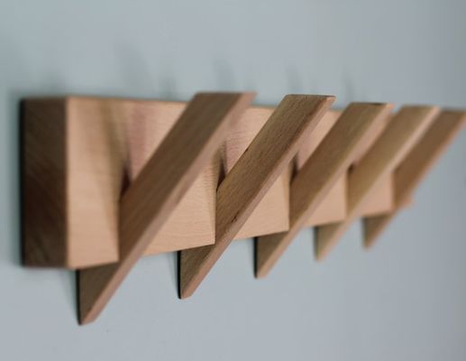 Organizzazione del bagno elegante e sostenibile con questo portacappotti in legno montato sul muro