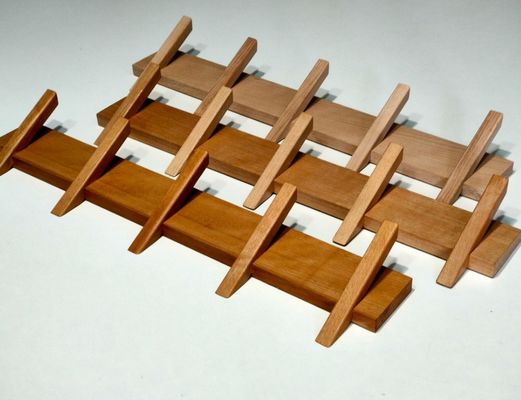 Organizzazione del bagno elegante e sostenibile con questo portacappotti in legno montato sul muro