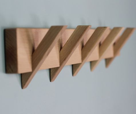 Organizzazione del bagno elegante e sostenibile con questo portacappotti in legno montato sul muro