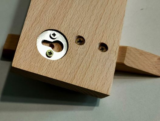 Organizzazione del bagno elegante e sostenibile con questo portacappotti in legno montato sul muro