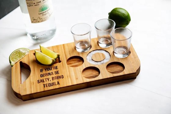 Moderno e elegante vassoio da birra in bambù con porta vetri in legno inciso