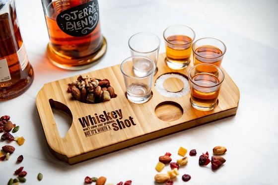 Moderno e elegante vassoio da birra in bambù con porta vetri in legno inciso