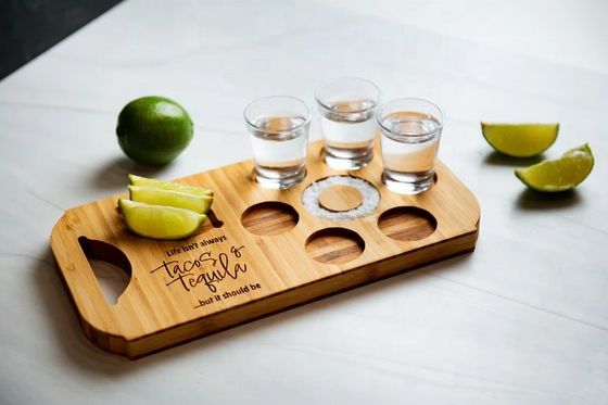 Moderno e elegante vassoio da birra in bambù con porta vetri in legno inciso