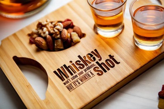 Moderno e elegante vassoio da birra in bambù con porta vetri in legno inciso