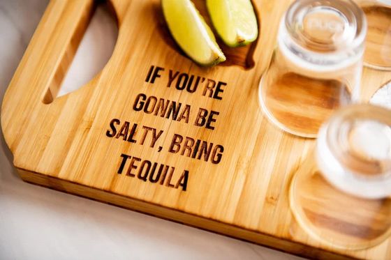 Moderno e elegante vassoio da birra in bambù con porta vetri in legno inciso